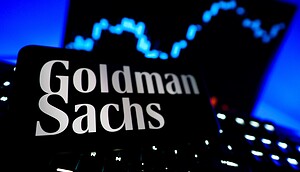 Das Bild zeigt das Goldman-Sachs-Logo auf einem Smartphone