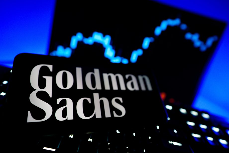Das Bild zeigt das Goldman-Sachs-Logo auf einem Smartphone