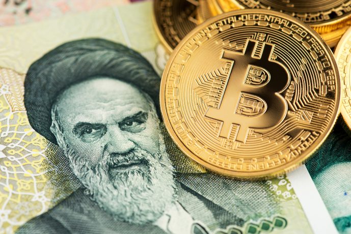 Bitcoin-Münze auf iranischem Geldschein