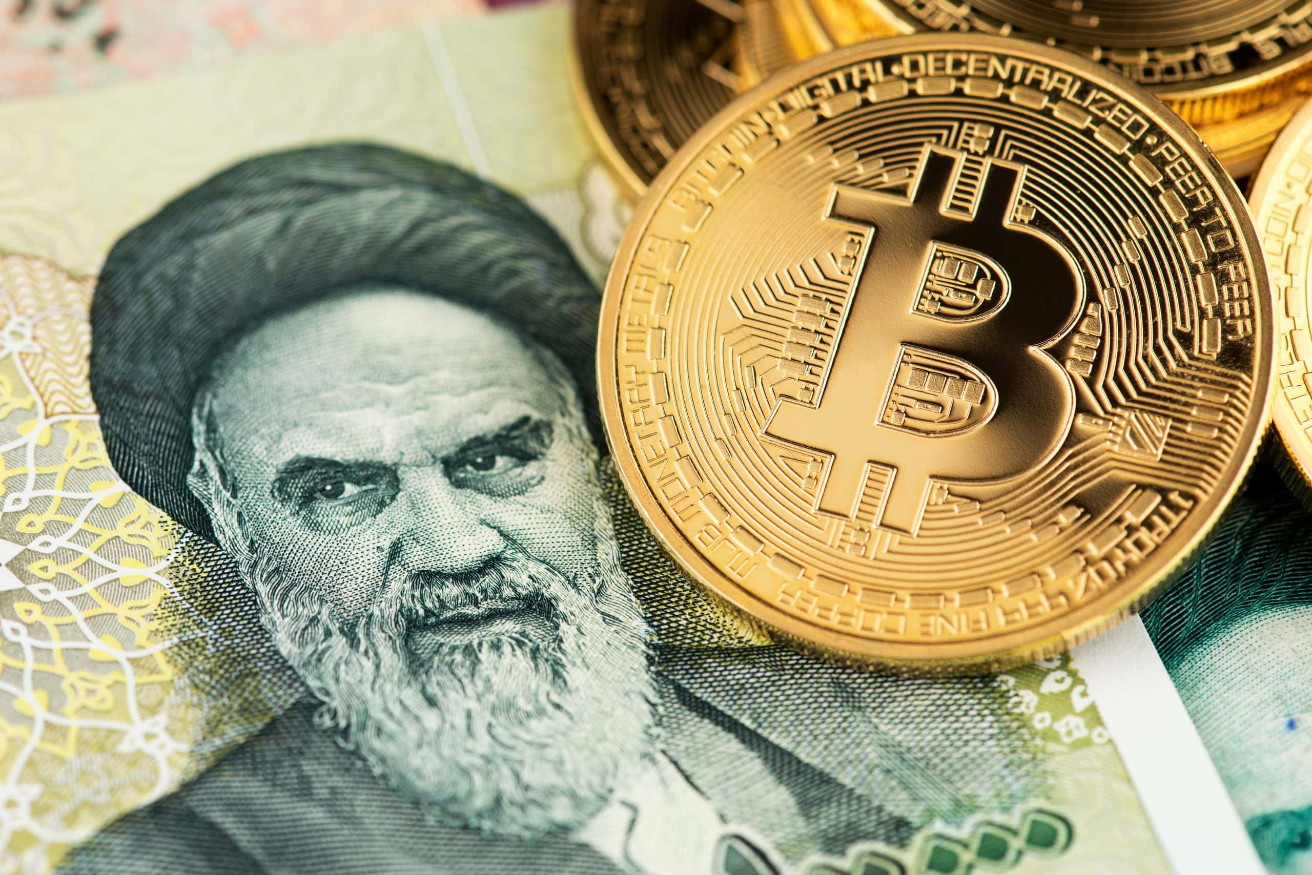 Bitcoin-Münze auf iranischem Geldschein