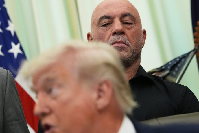 Joe Rogan schaut im Oval Office auf Donald Trump herab