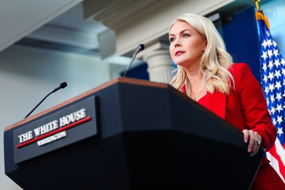 Karoline Leavitt steht am Pult des Newsrooms des Weißen Hauses.