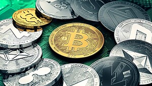 Verschiedene Kryptowährungen, darunter Bitcoin, Ethereum, Ripple und weitere Altcoins liegen auf einem grünen Leiterplattenhintergrund.