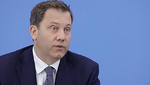 Bundesminister der Finanzen Lars Klingbeil, Deutschland, Berlin, Bundespressekonferenz, Thema: Vorstellung des Aktionsplans zur Bekämpfung von Steuer- und Finanzkriminalität