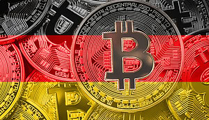 Man sieht mehrere Bitcoin-Münzen vor dem Hintergrund der Farben der Deutschland-Flagge
