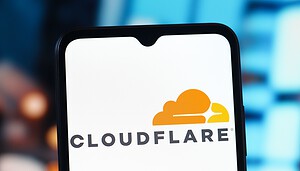 Cloudflare-Logo auf einem Smartphone