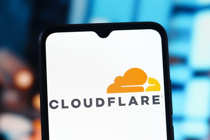 Cloudflare-Logo auf einem Smartphone