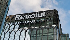 Das Bild zeigt das Revolut-Logo auf einem Gebäude