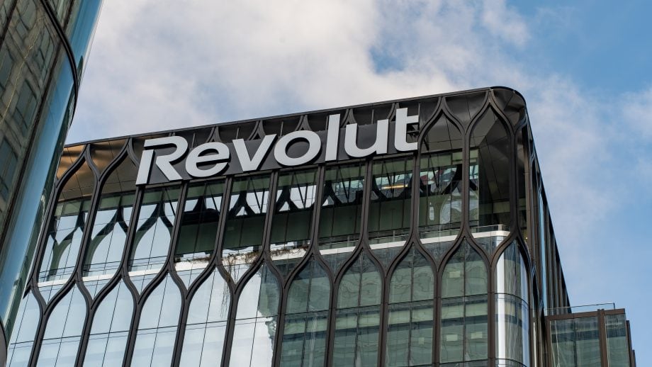 Das Bild zeigt das Revolut-Logo auf einem Gebäude
