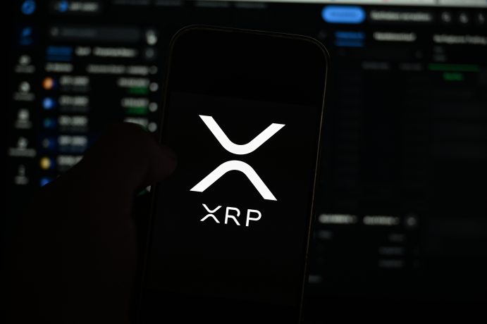 Ein Smartphone zeigt das XRP-Logo