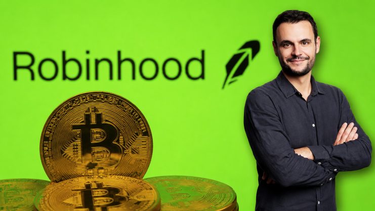 Auf einem grünen Hintergrund sieht man links Bitcoin-Münzen liegen, darüber den Schriftzug Robinhood. Rechts davon steht deren Head of Crypto, Johann Kerbrat.