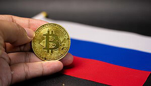 Das Bild zeigt eine Bitcoin-Münze und die russische Flagge