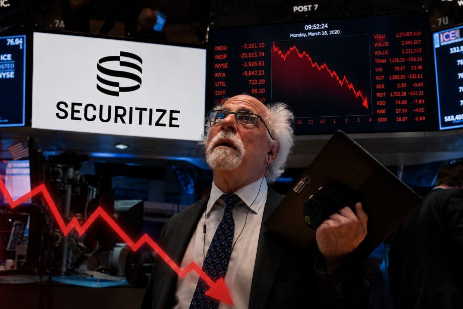 Händler auf dem Parkett der New York Stock Exchange blickt zu einem Kursbildschirm, daneben ein Display mit dem Securitize-Logo und ein roter Abwärtspfeil.