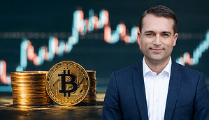 Auf dem Bild erkennt man einen Mann mit Anzug, der rechts steht. Links von ihm sind Bitcoin-Münzen eingeblendet. Im Hintergrund erkennt man einen Trading Chart.