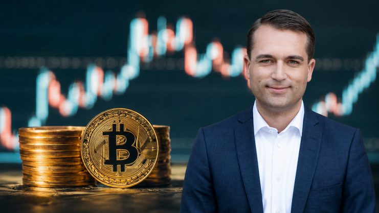 Auf dem Bild erkennt man einen Mann mit Anzug, der rechts steht. Links von ihm sind Bitcoin-Münzen eingeblendet. Im Hintergrund erkennt man einen Trading Chart.