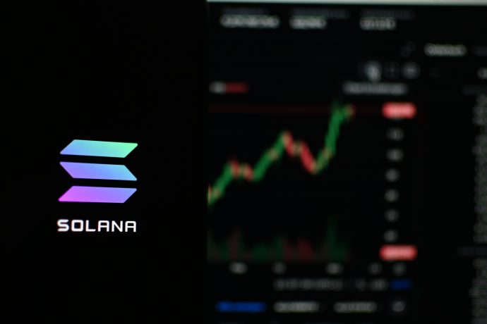 Das Bild zeigt das Solana-Logo auf einem Smartphone
