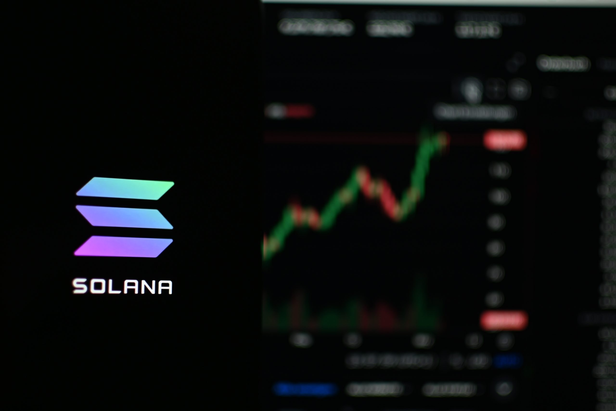 Das Bild zeigt das Solana-Logo auf einem Smartphone