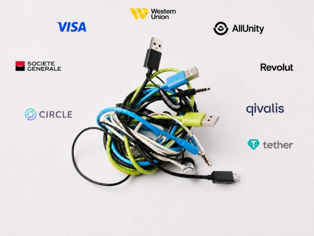 stablecoin-fragmentierung-laut-plexo-ceo Man sieht in der Mitte des Bildes einen Kabelsalat aus verschiedenen Anschlüssen. Der Hintergrund ist weiß. An den Rändern sieht man die Logos der bekannten Stablecoin Emittenten.