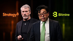 Michael Saylor und Tom Lee nebeneinander vor einem dunklen Hintergrund, links das orange Logo von Strategy, rechts das grüne Logo von Bitmine.
