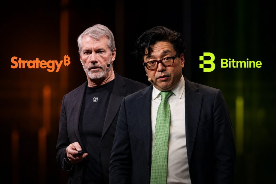 Michael Saylor und Tom Lee nebeneinander vor einem dunklen Hintergrund, links das orange Logo von Strategy, rechts das grüne Logo von Bitmine.