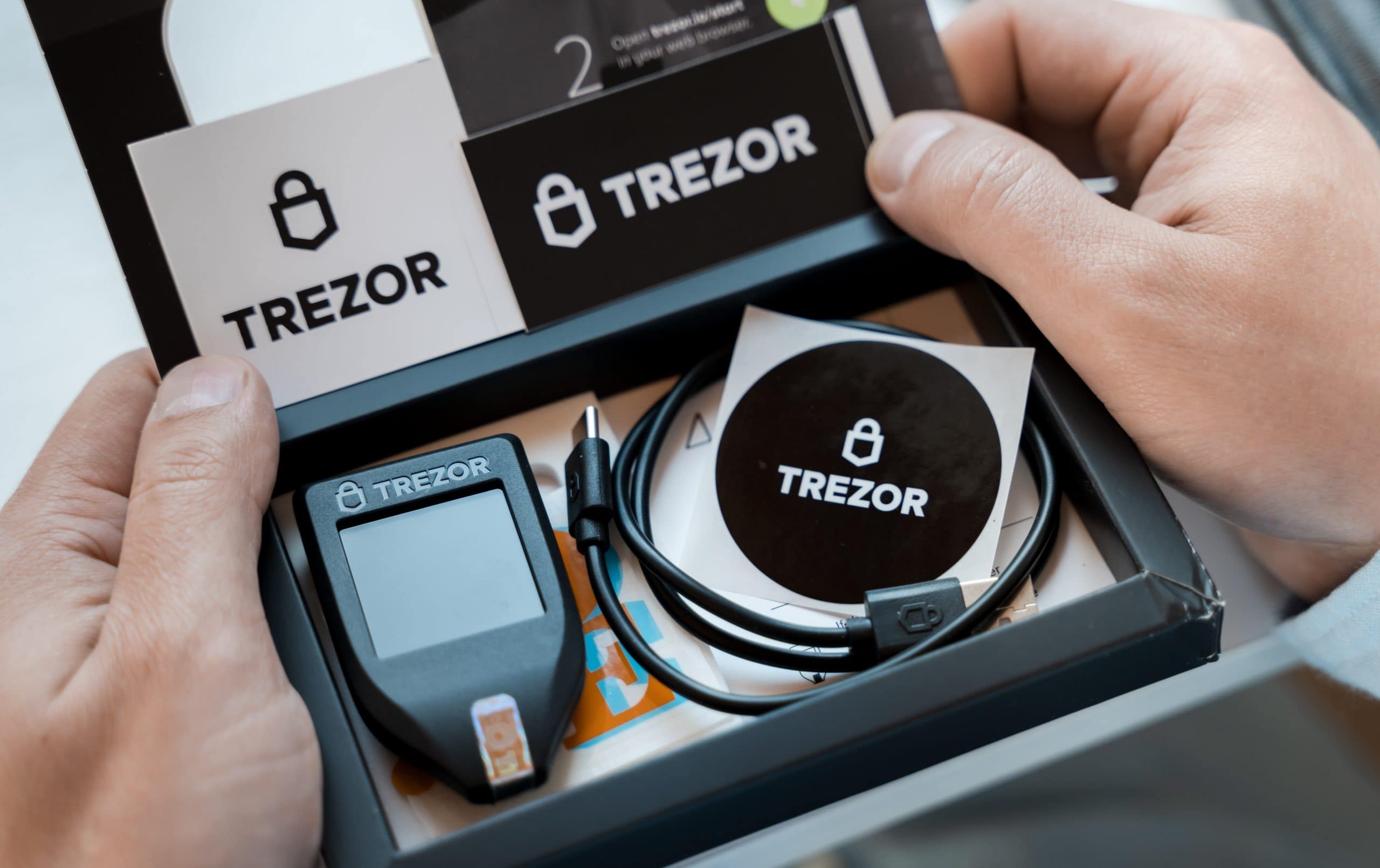 Das Bild zeigt eine Hardware-Wallet von Trezor