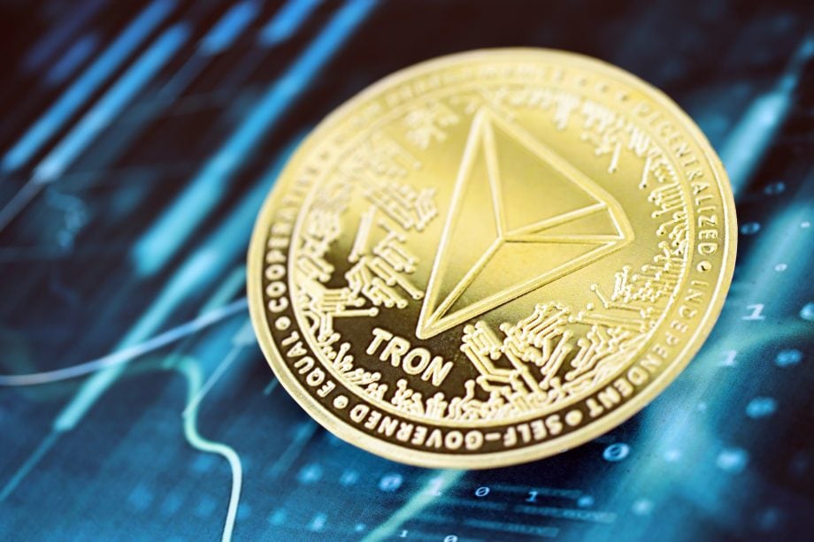 Tron-Coin auf einem Chart-Hintergrund.