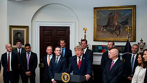 Trump spricht zur Presse. Ihn umringen zahllose Persönlichkeiten aus der Krypto-Industrie.