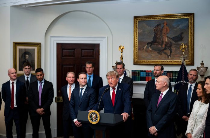 Trump spricht zur Presse. Ihn umringen zahllose Persönlichkeiten aus der Krypto-Industrie.