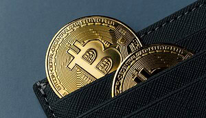 Zwei Bitcoin-Münzen in einer Geldbörse