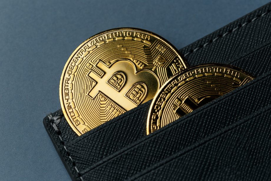 Zwei Bitcoin-Münzen in einer Geldbörse