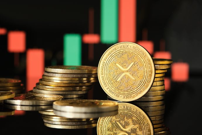 Eine XRP-Münze vor einem Chart
