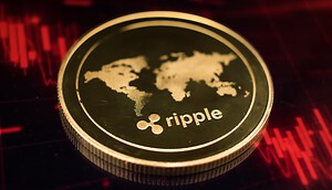 XRP-Münze vor rotem Hintergrund.