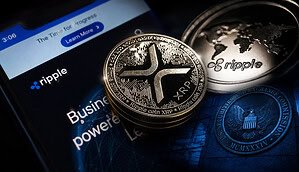 XRP und Ripple-Münzen vor einem Hintergrund eines Smartphones mit dem Ripple-Interface
