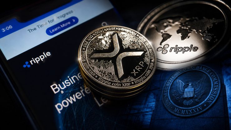 XRP und Ripple-Münzen vor einem Hintergrund eines Smartphones mit dem Ripple-Interface