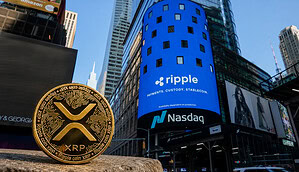 Eine XRP-Münze neben der NASDAQ in New York