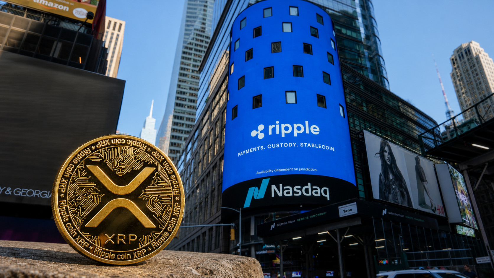 Eine XRP-Münze neben der NASDAQ in New York