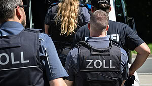 Zollbeamte kontrollieren einen Reisebus. Am Rastplatz Hermsdorfer Kreuz führen Einsatzkräfte des Zolls gemeinsam mit der Polizei eine Kontrolle des Reiseverkehrs durch. Im Fokus stehen vor allem Reisebusse.