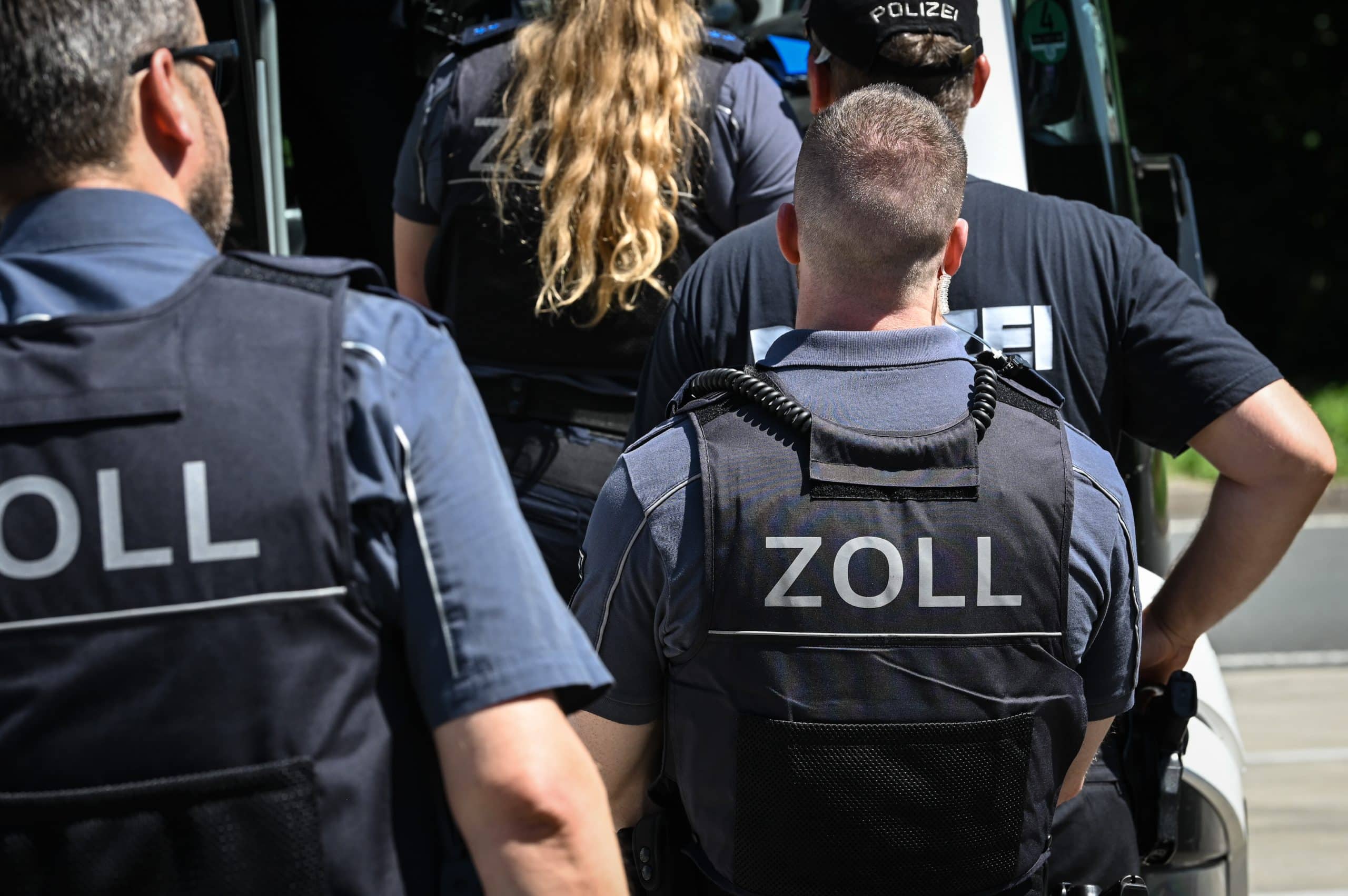 Zollbeamte kontrollieren einen Reisebus. Am Rastplatz Hermsdorfer Kreuz führen Einsatzkräfte des Zolls gemeinsam mit der Polizei eine Kontrolle des Reiseverkehrs durch. Im Fokus stehen vor allem Reisebusse.