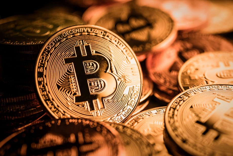 Das Bild zeigt Bitcoin-Münzen.