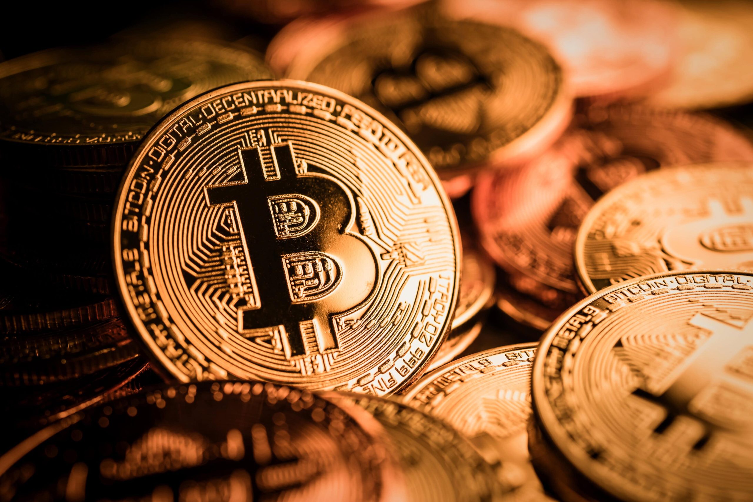 Das Bild zeigt Bitcoin-Münzen.