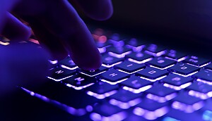 Eine Hand auf einem Laptop