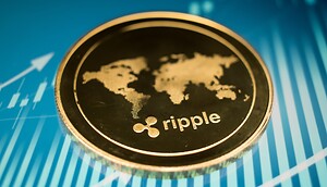 Eine XRP-Münze vor blauem Hintergrund