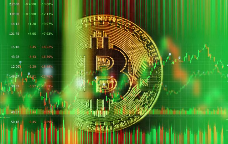 Was macht Bitcoin jetzt? Das Bild zeigt eine Bitcoin-Münze auf einem grünen Chart-Hintergrund.