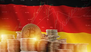 Bitcoin-Münzen vor der Deutschland Flagge