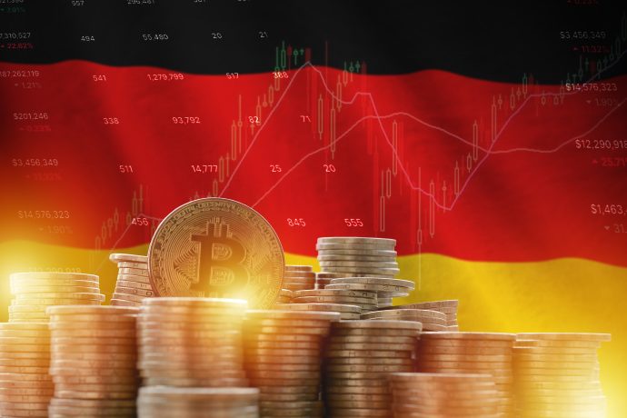 Bitcoin-Münzen vor der Deutschland Flagge