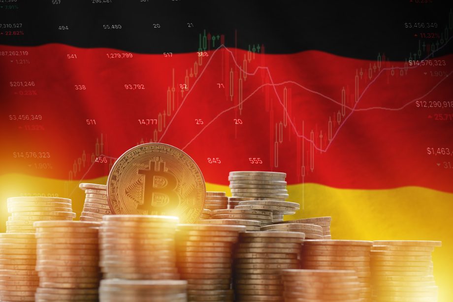 Bitcoin-Münzen vor der Deutschland Flagge