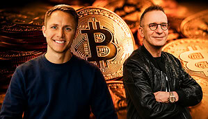 Relai-CEO Julian Liniger und Investmentpunk Gerald Hörhan mit verschränkten Armen vor einem Hintergrund aus zahlreichen Bitcoin-Münzen.