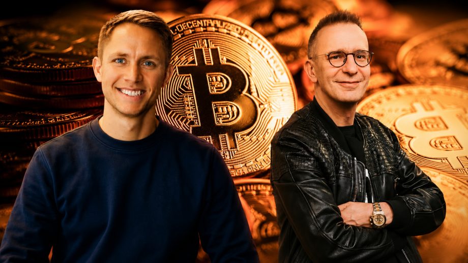 Relai-CEO Julian Liniger und Investmentpunk Gerald Hörhan mit verschränkten Armen vor einem Hintergrund aus zahlreichen Bitcoin-Münzen.