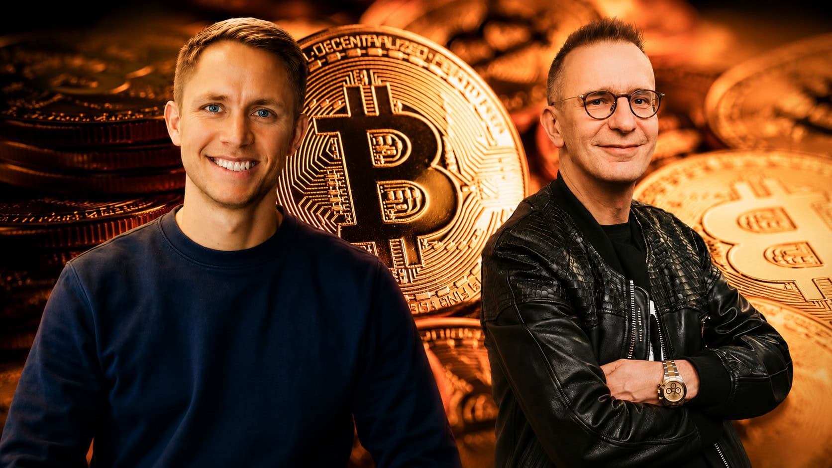 Relai-CEO Julian Liniger und Investmentpunk Gerald Hörhan mit verschränkten Armen vor einem Hintergrund aus zahlreichen Bitcoin-Münzen.