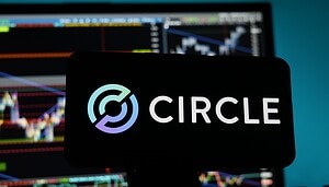 Das Arc-Logo wird auf einem Bildschirm mit verschwommenen Finanztabellen und Diagrammen im Hintergrund angezeigt.